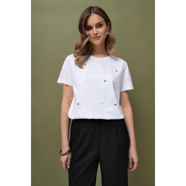 Biały t-shirt ozdobiony dżetami i aplikacjami kwiatowymi