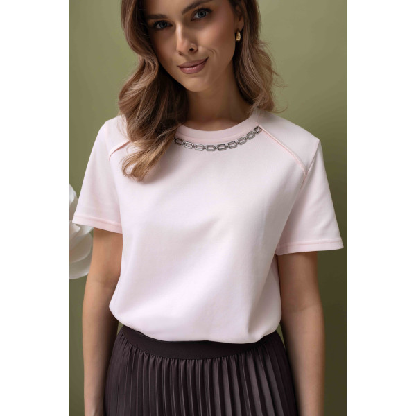 Jasnoróżowy t-shirt damski z ozdobą w dekolcie