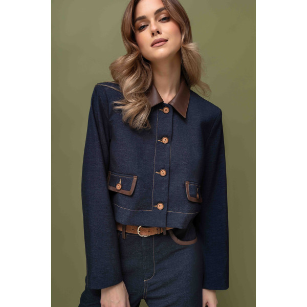 Komplet damski z jeansową fakturą, ozdobnymi przeszyciami i wstawkmi z eko-skóry