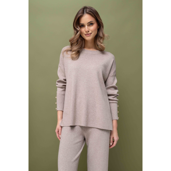 Wygodny, dzianinowy komplet damski z ozdobnymi guzikami na makietach