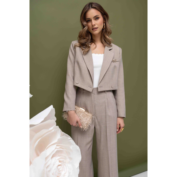 Elegancki, beżowy garnitur damski z krótką marynarką