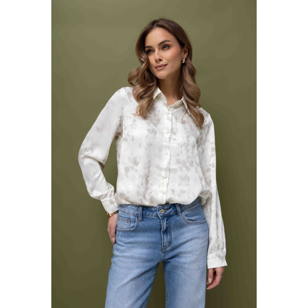 Kremowa koszula damska o satynowym wykończeniu z wytłaczanej tkaniny