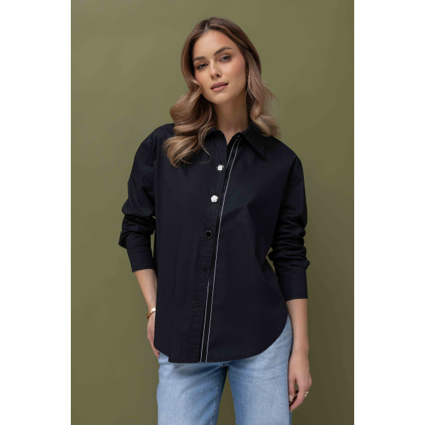 Czarna, bawełniana koszula damska z ozdobną tasiemką i kwiatowymi guzikami