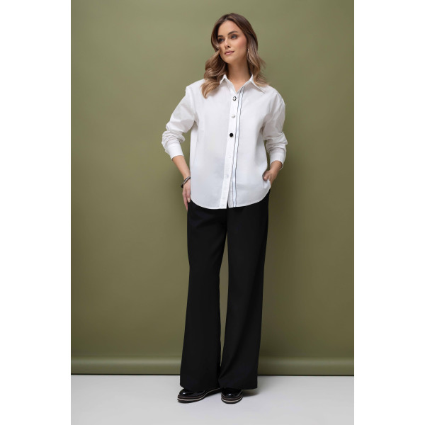 Biała, bawełniana koszula damska z ozdobną tasiemką i kwiatowymi guzikami