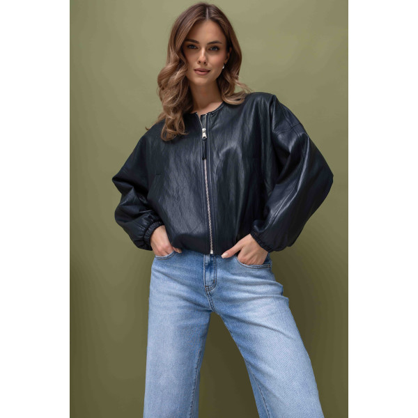 Bomberka z miękkiej eko-skóry w odcieniu głębokiego granatu