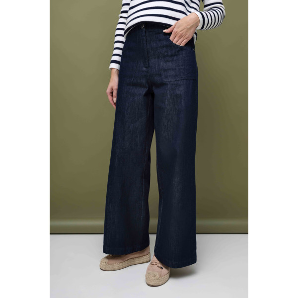 Granatowe jeansy z ozdobnymi kieszeniami i prostą nogawką