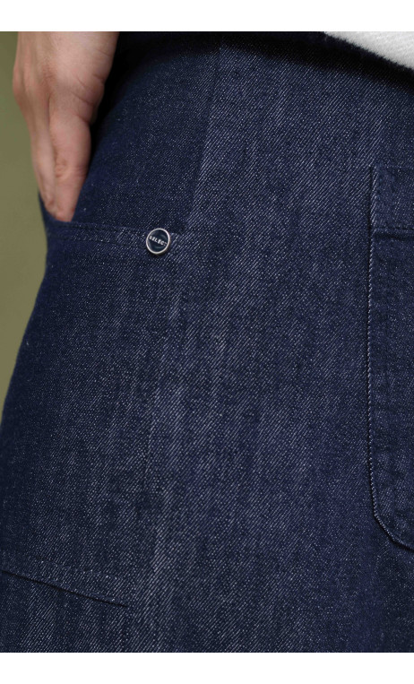 Granatowe jeansy z ozdobnymi kieszeniami i prostą nogawką