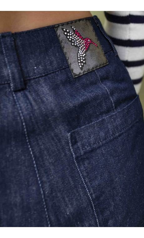 Granatowe jeansy z ozdobnymi kieszeniami i prostą nogawką