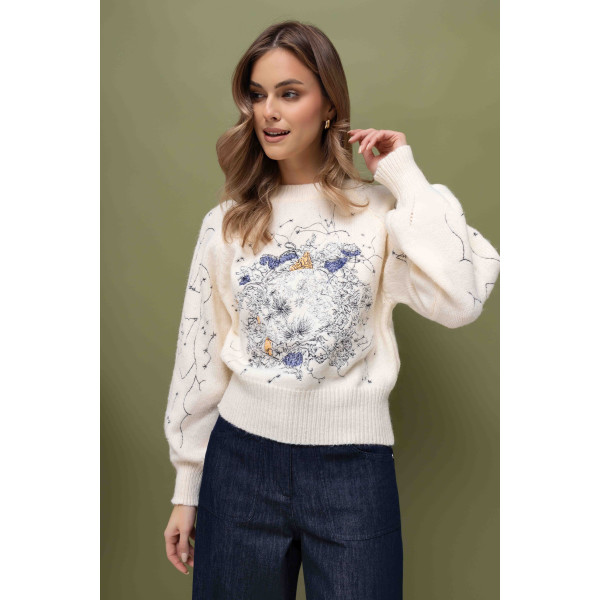 Kremowy sweter damski z ozdobnym haftem