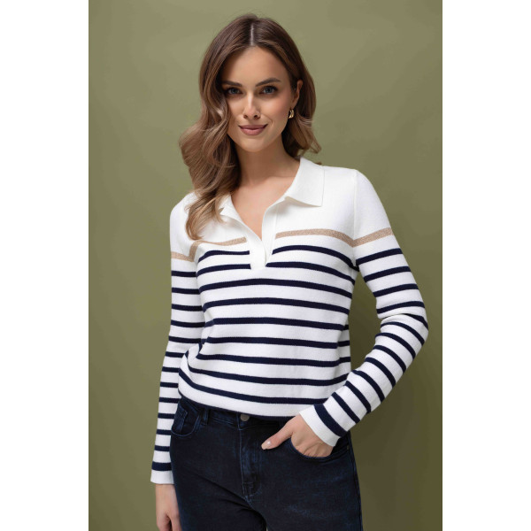 Kremowy sweter w pasy z kołnierzykiem polo