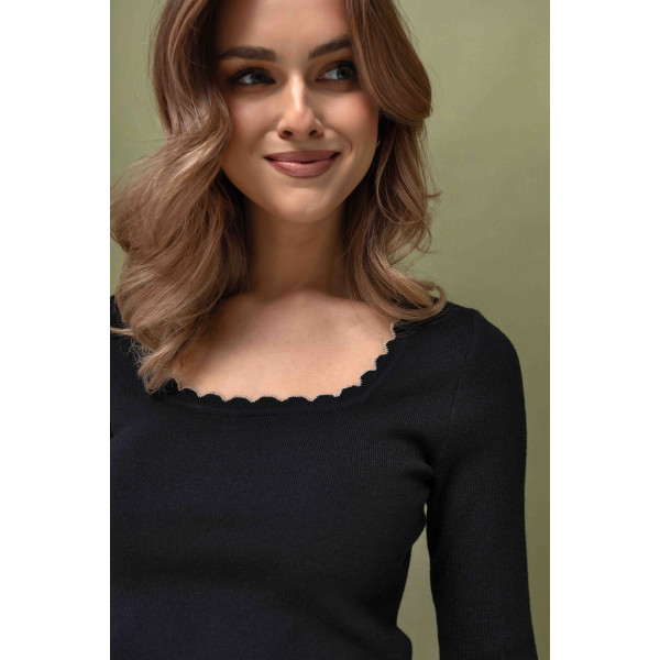 Czarny, prosty sweter damski z ozdobnym wykończeniem przy dekolcie