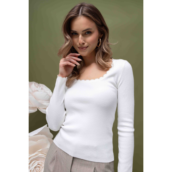 Kremowy, prosty sweter damski z ozdobnym wykończeniem przy dekolcie