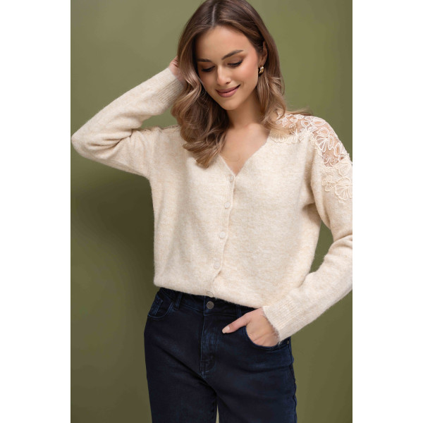 Beżowy sweter z koronką na ramionach