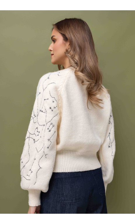 Kremowy sweter damski z ozdobnym haftem