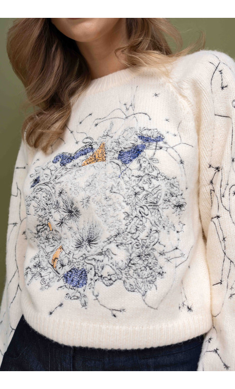 Kremowy sweter damski z ozdobnym haftem