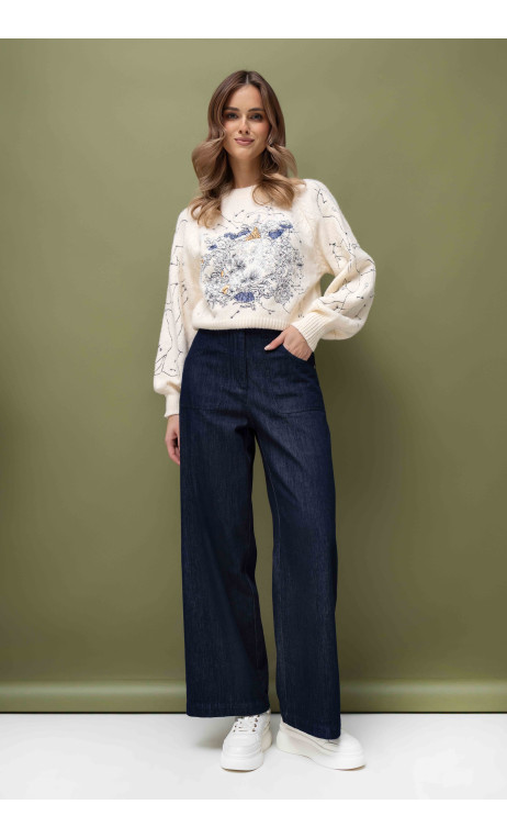 Kremowy sweter damski z ozdobnym haftem