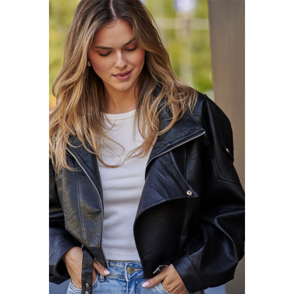 Czarna kurtka z ekoskóry z wysokim kołnierzem i asymetrycznym zapięciem